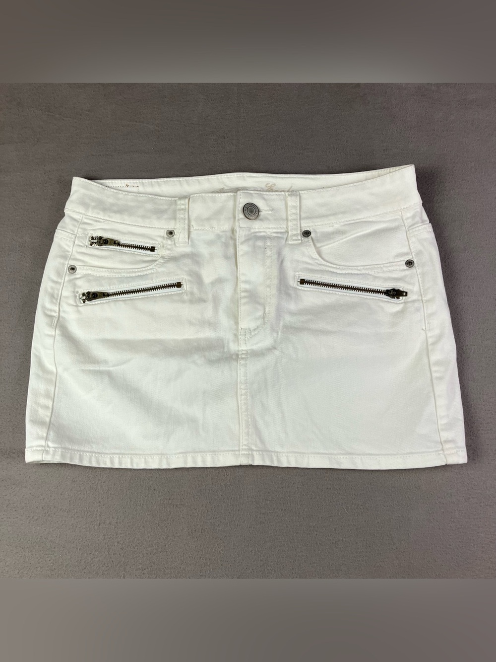 American Eagle Women’s Size 8 White Jean Mini Skirt Zipper Pockets Stretch. In g